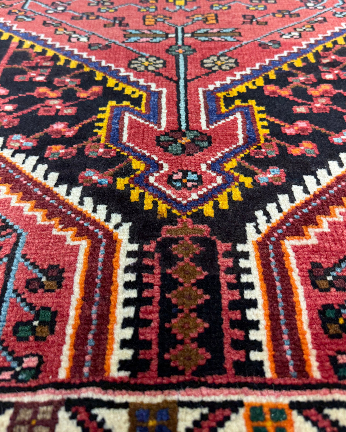 Tappeto persiano Tuserkan 150x112 cm rosso e blu con medaglione geometrico