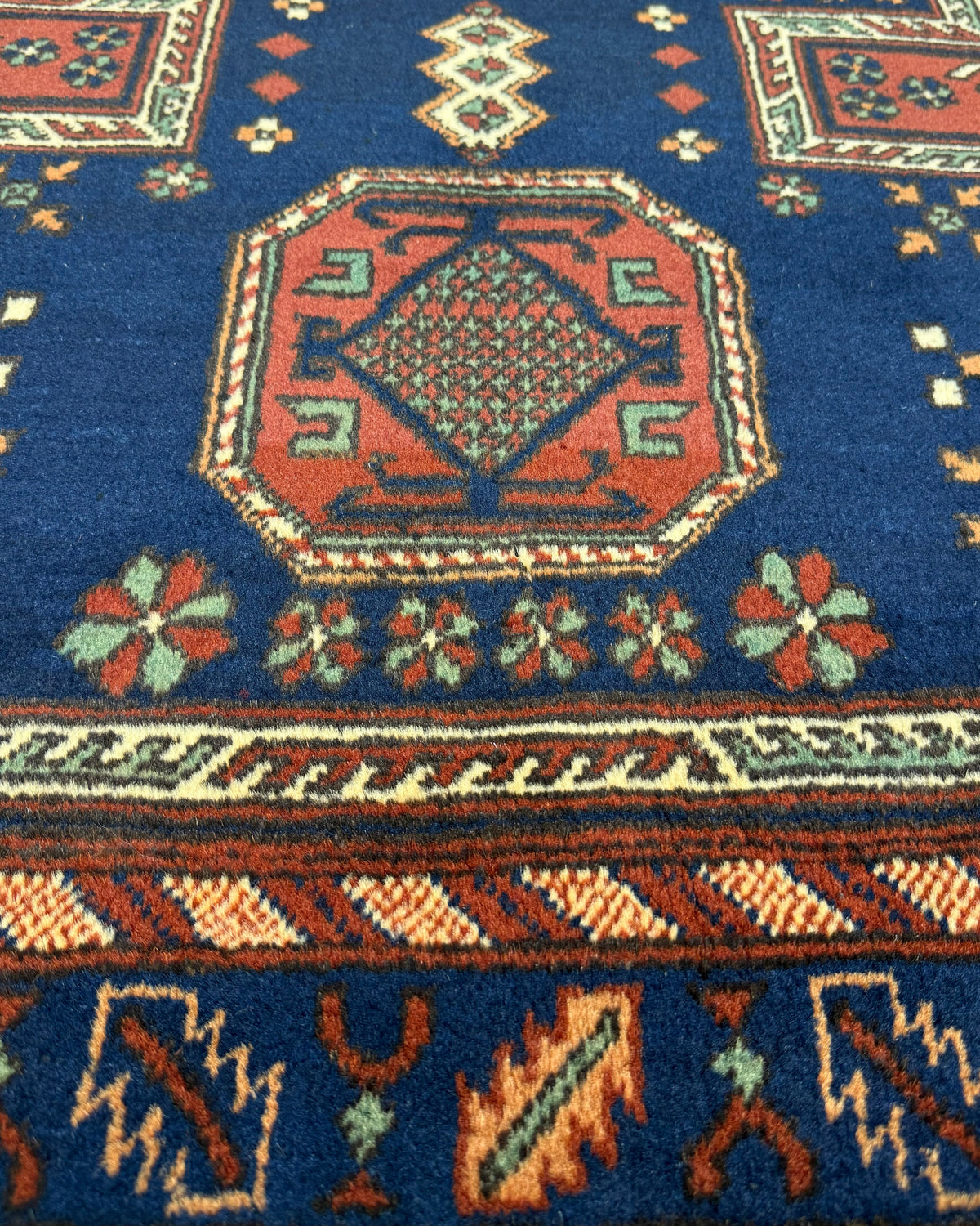 Tappeto Uzbek 150x100 cm blu scuro e rosso con tre medaglioni geometrici