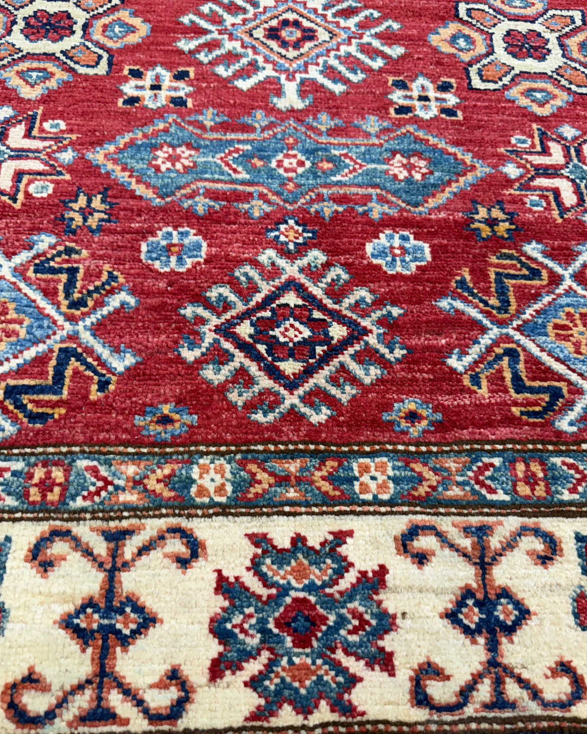 Tappeto Uzbek 142x101 cm rosso con motivi geometrici policromi