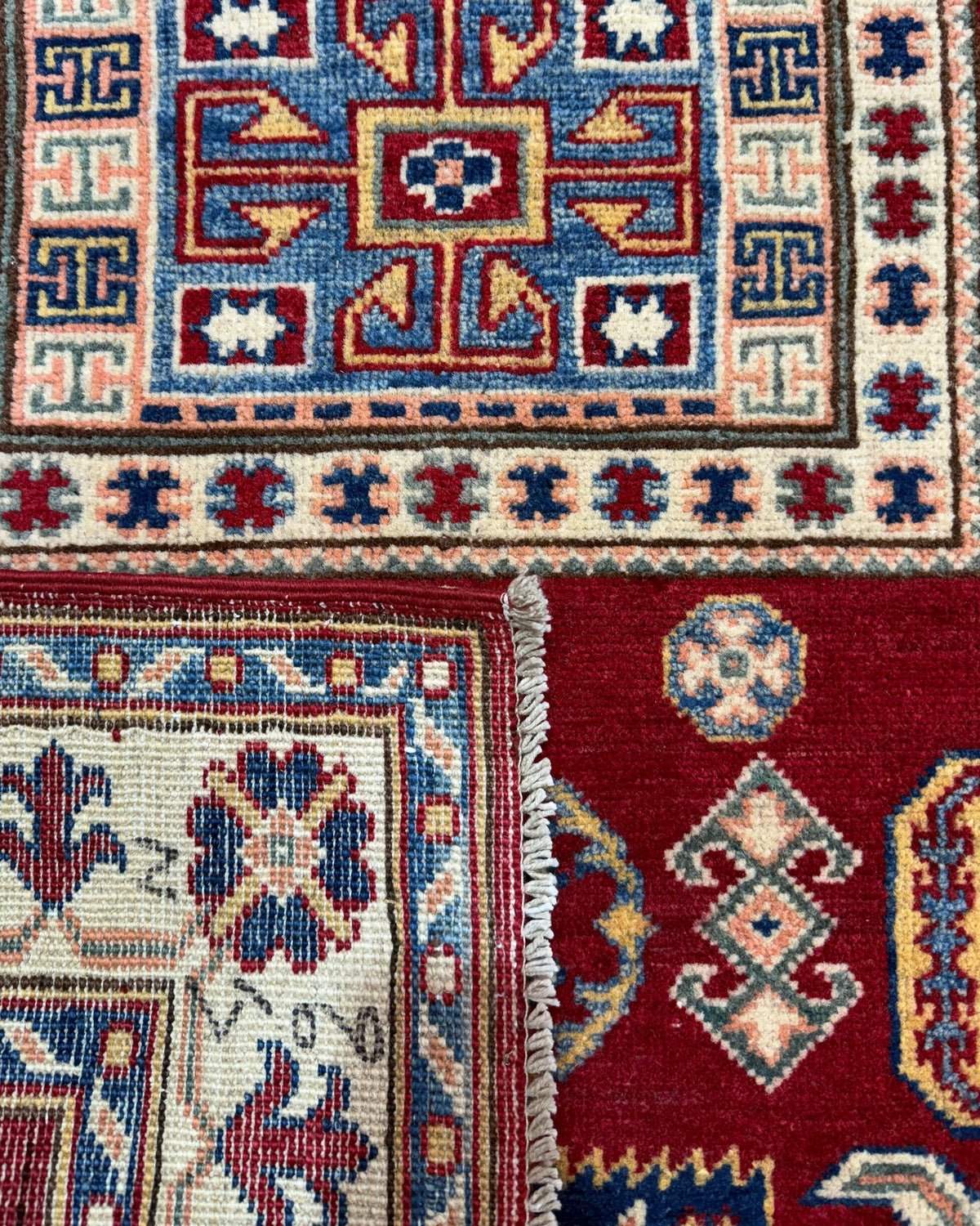 Tappeto Uzbek 144x98 cm rosso con motivi geometrici blu e avorio
