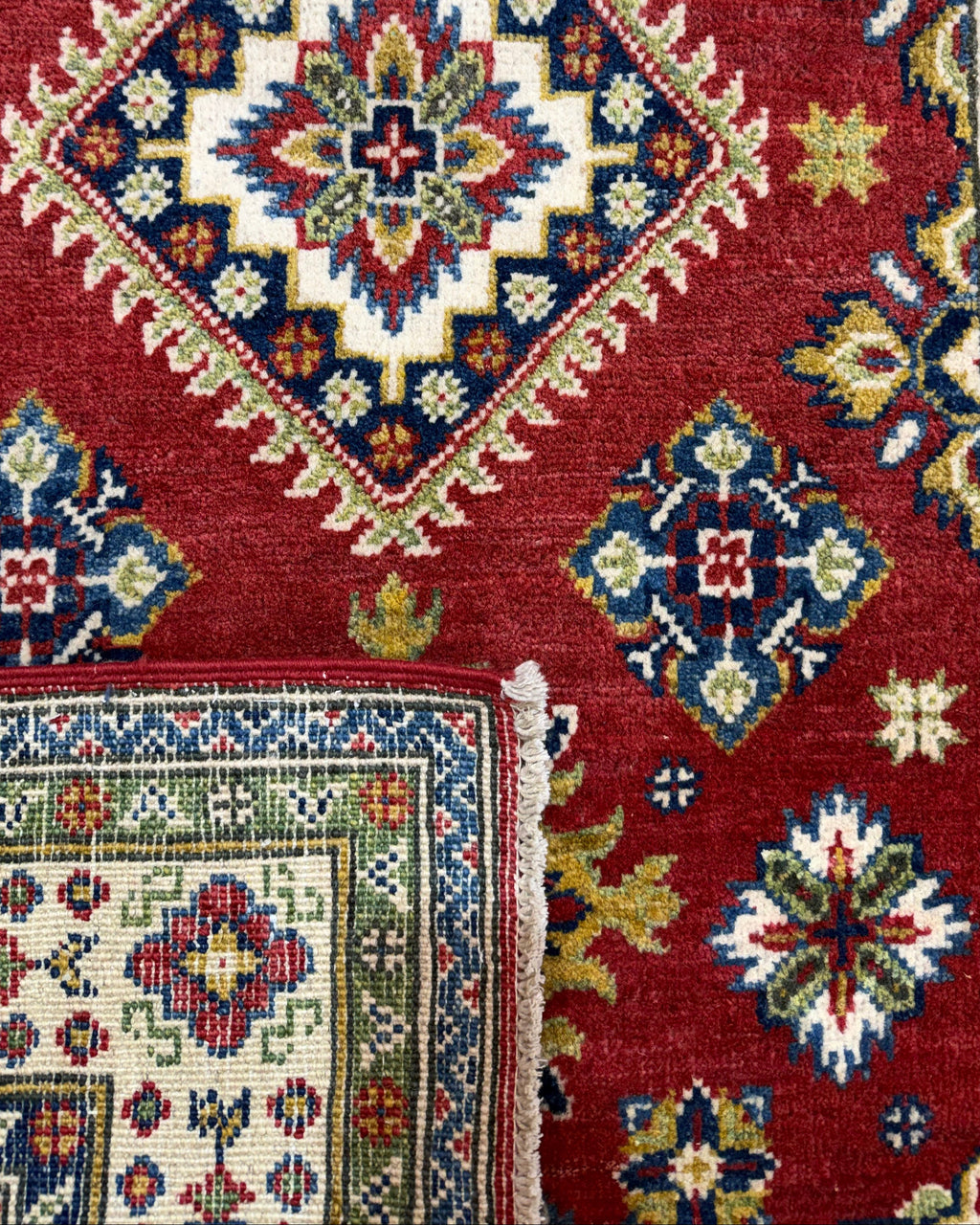 Tappeto Uzbek 149x98 cm rosso con medaglione geometrico centrale