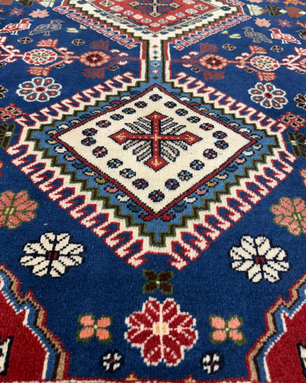 Tappeto persiano Yalameh 151x104 cm blu e rosso con medaglioni geometrici