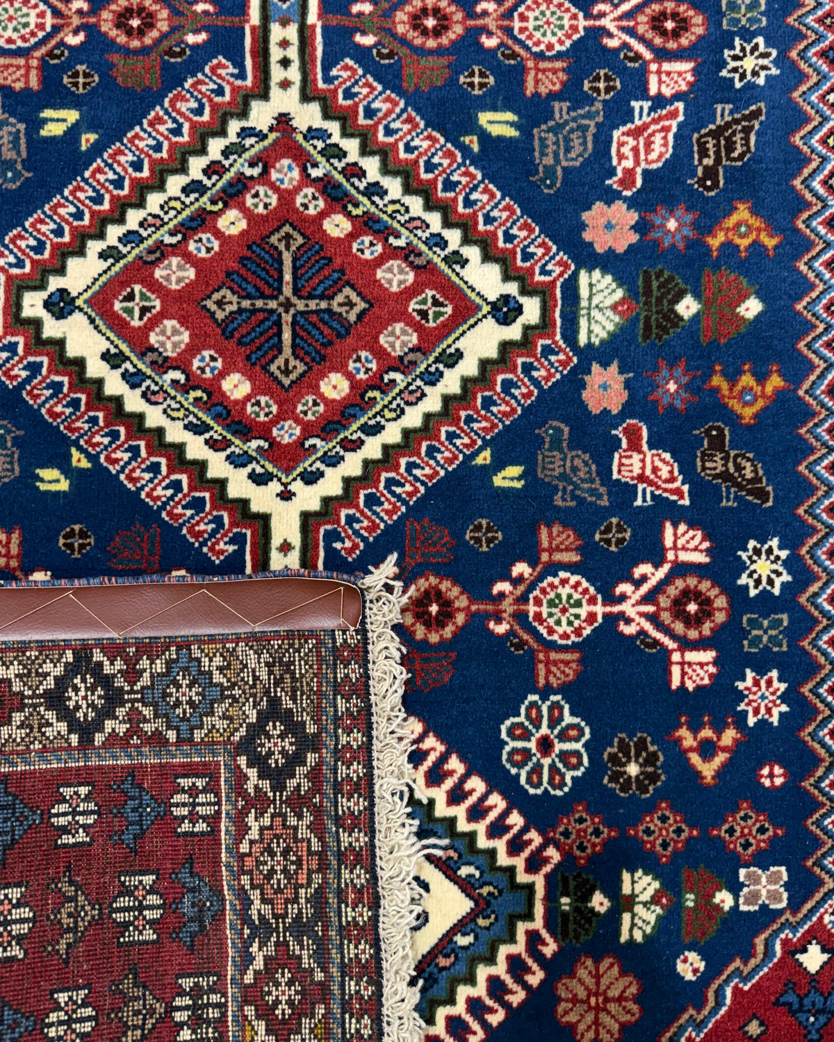 Tappeto persiano Yalameh 151x104 cm blu e rosso con medaglioni geometrici