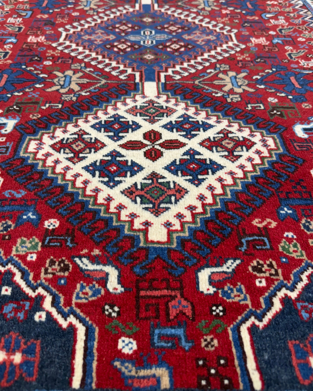 Tappeto persiano Yalameh 147x95 cm rosso con tre medaglioni geometrici
