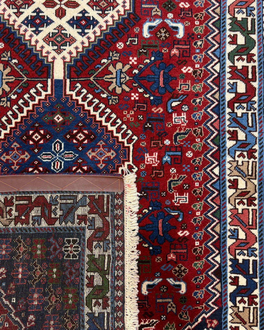 Tappeto persiano Yalameh 147x95 cm rosso con tre medaglioni geometrici