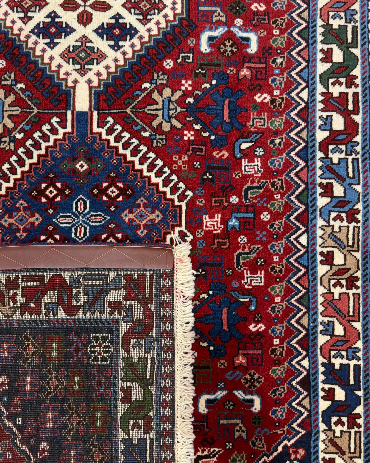 Tappeto persiano Yalameh 147x95 cm rosso con tre medaglioni geometrici