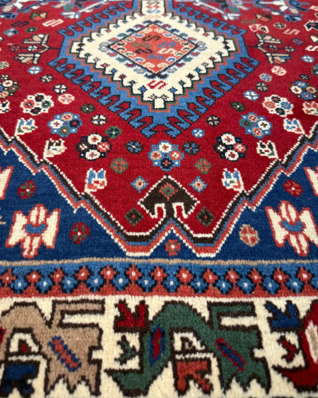 Tappeto persiano Yalameh 150x103 cm rosso con medaglioni geometrici