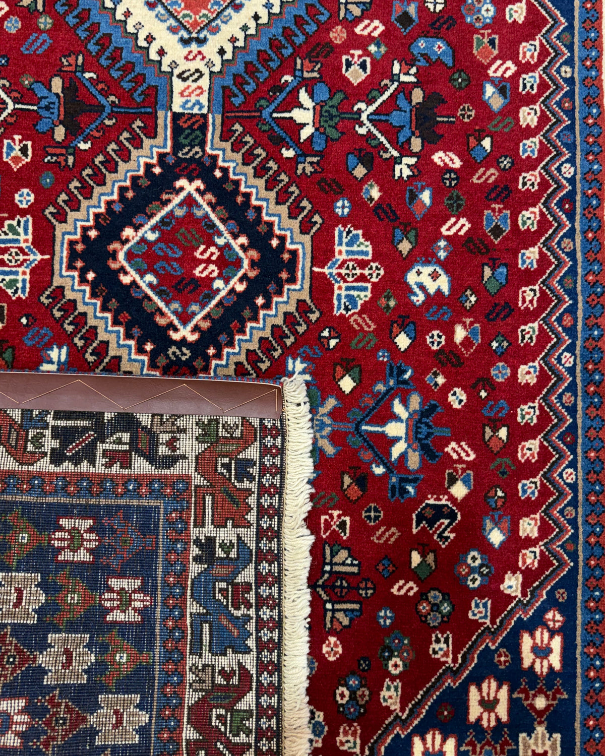 Tappeto persiano Yalameh 150x103 cm rosso con medaglioni geometrici