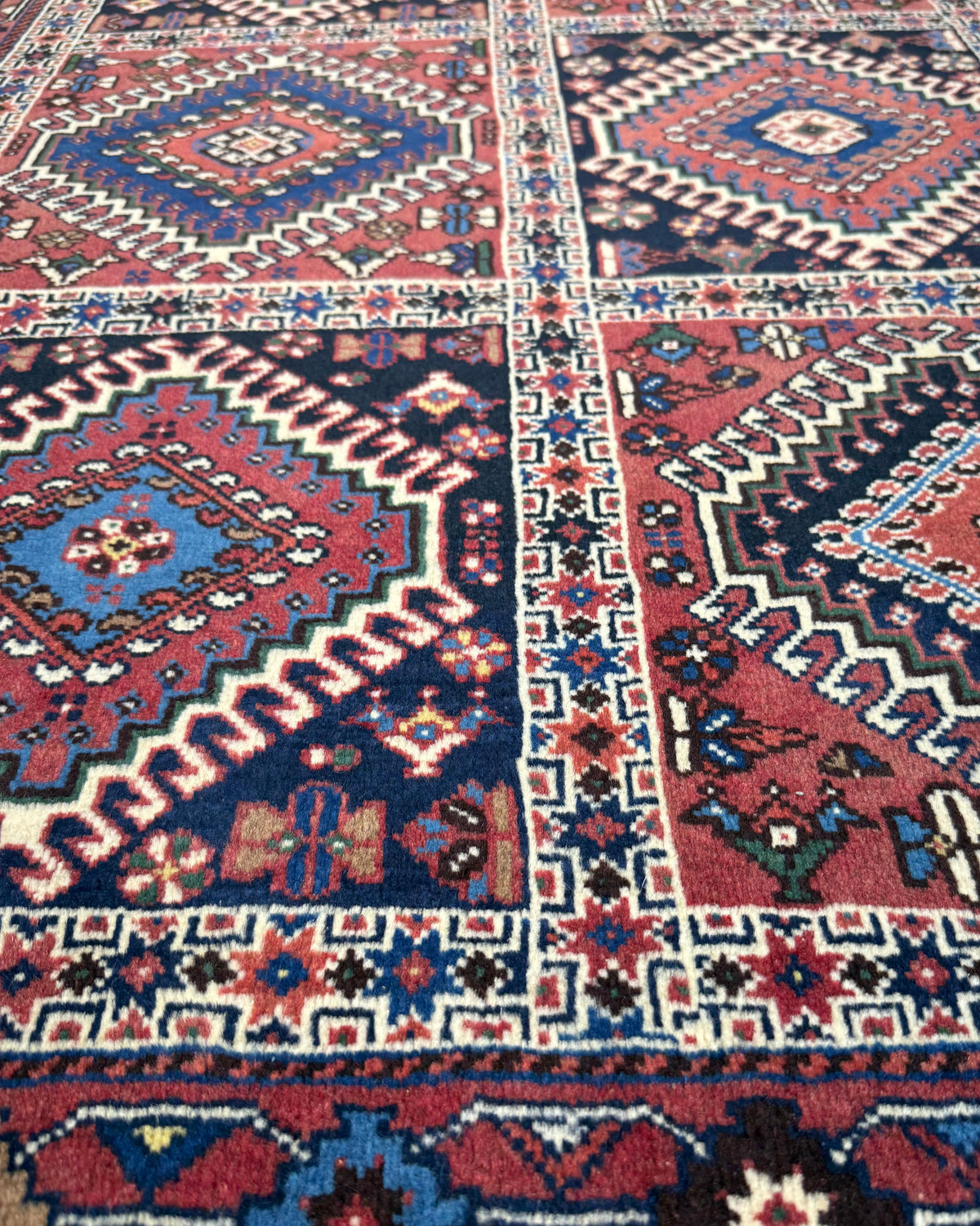 Tappeto persiano Yalameh 144x107 cm rosso e blu con motivi geometrici