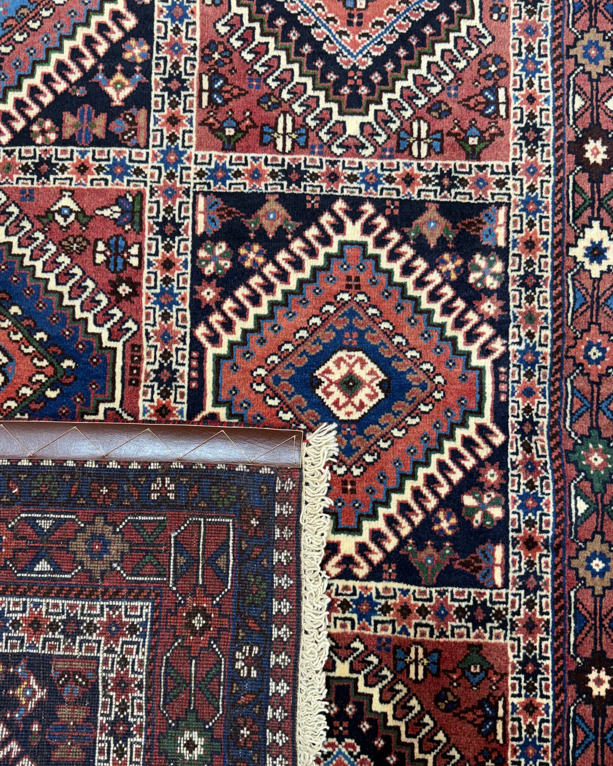 Tappeto persiano Yalameh 144x107 cm rosso e blu con motivi geometrici
