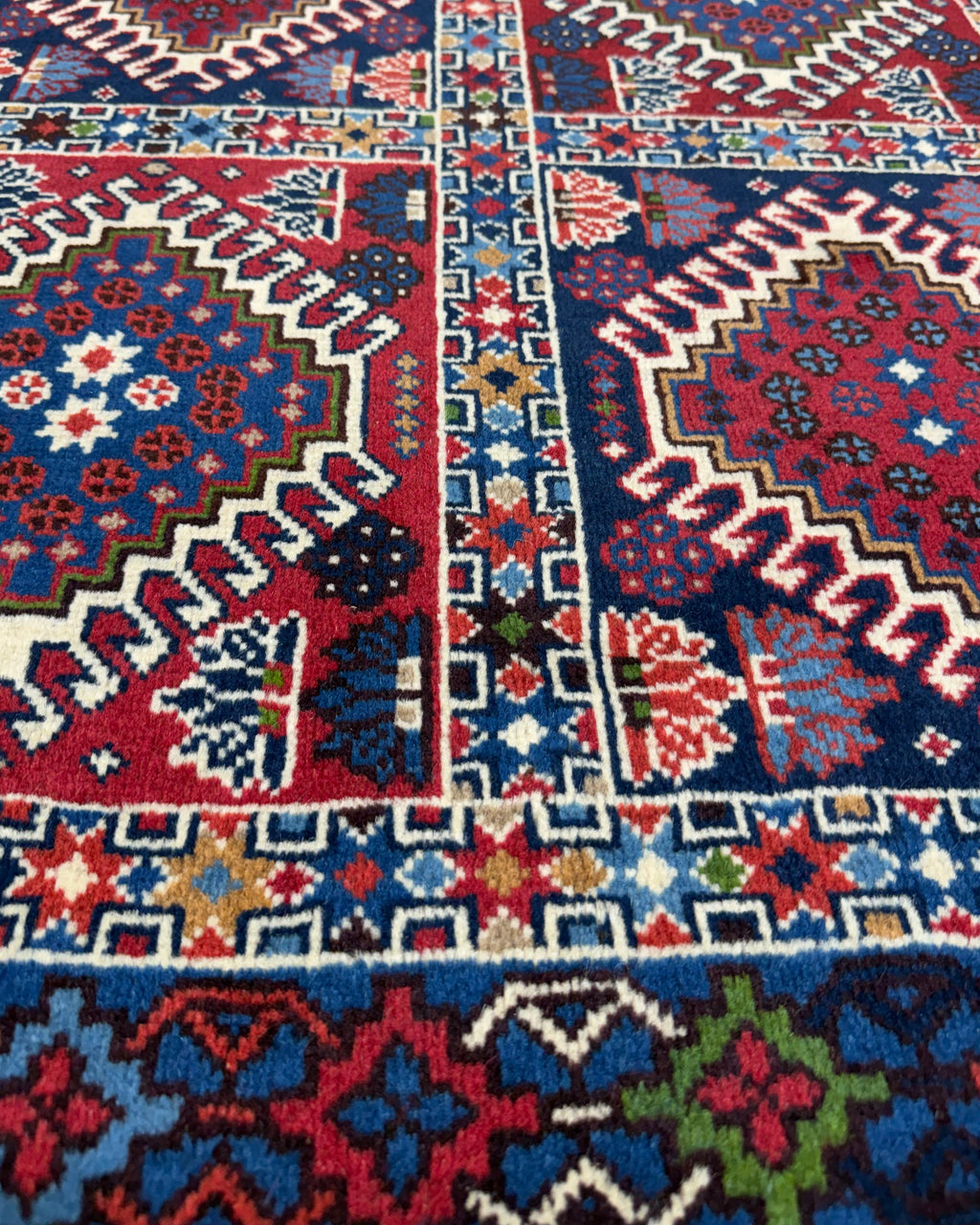 Tappeto persiano Yalameh 148x98 cm rosso e blu con motivi geometrici