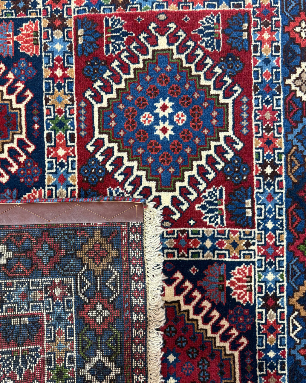 Tappeto persiano Yalameh 148x98 cm rosso e blu con motivi geometrici