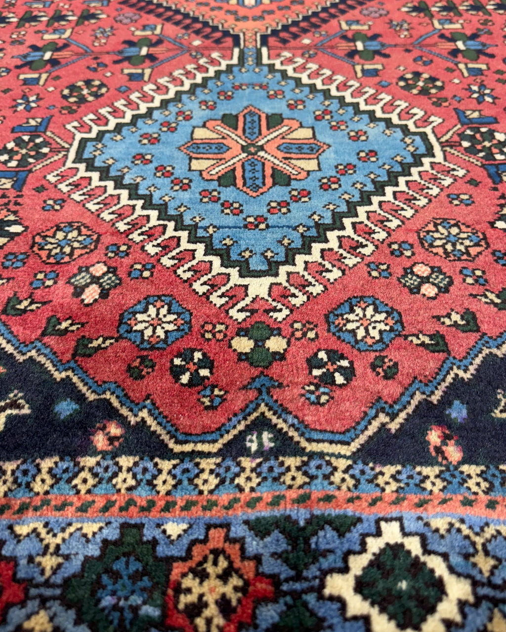 Tappeto persiano Yalameh 157x106 cm rosso con tre medaglioni geometrici