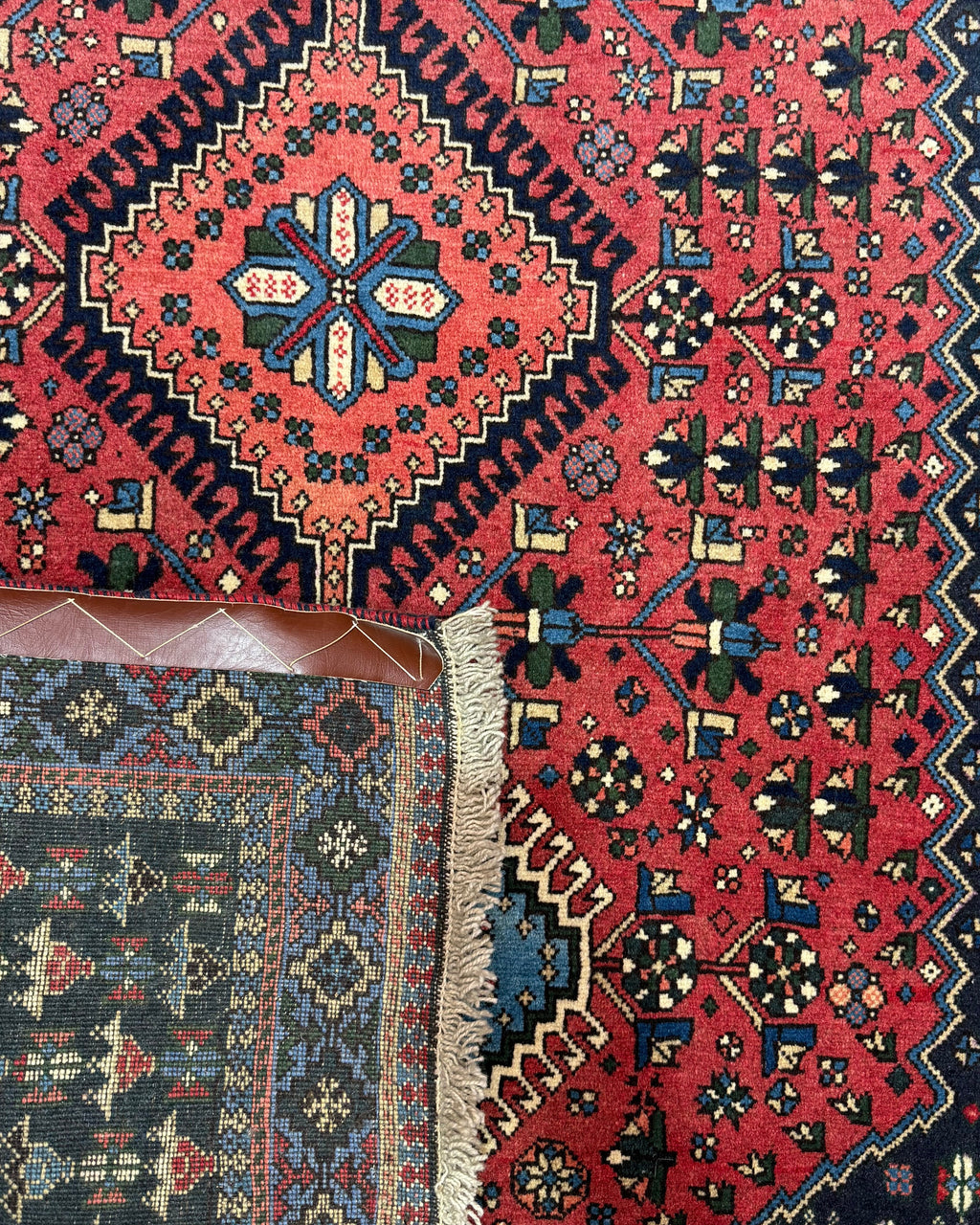 Tappeto persiano Yalameh 157x106 cm rosso con tre medaglioni geometrici