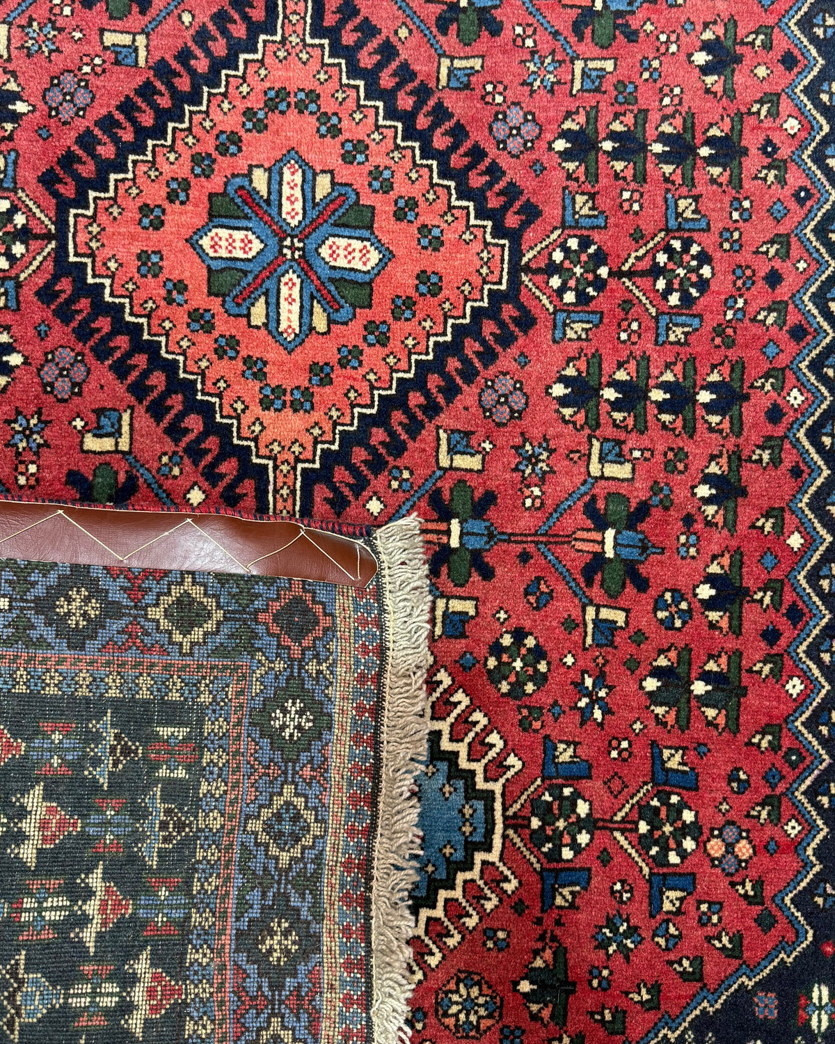 Tappeto persiano Yalameh 157x106 cm rosso con tre medaglioni geometrici