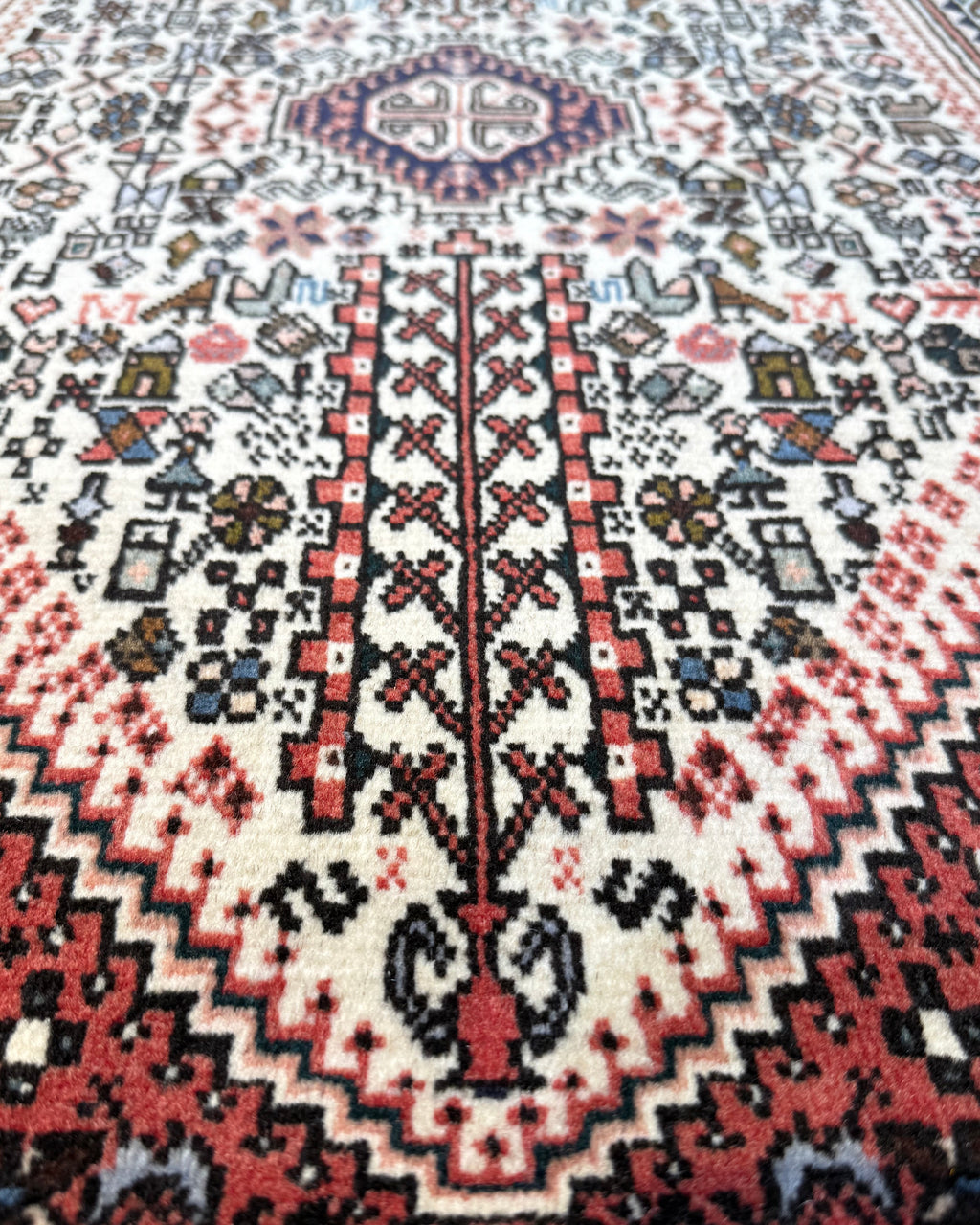 Abadeh 103x66 cm - scendiletto persiano annodato a mano con motivi geometrici rossi e avorio