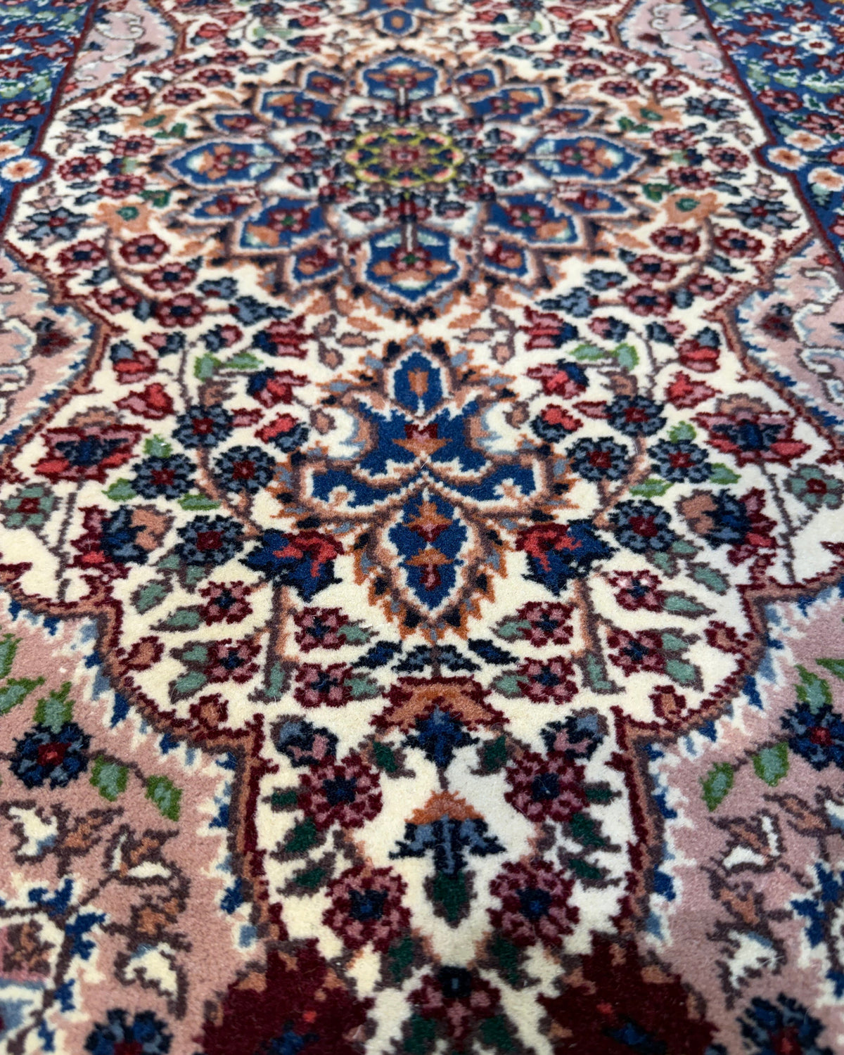 Berkana 106x61 cm, coppia di scendiletto con medaglione floreale e bordura blu scuro