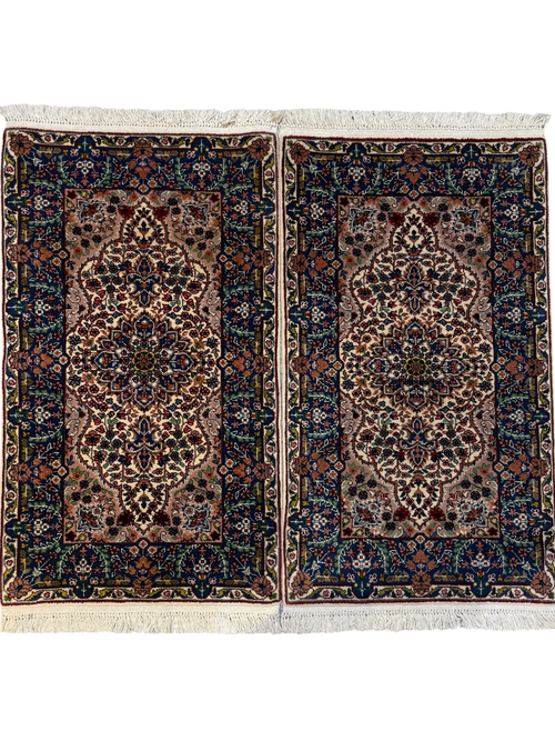 Berkana 106x61 cm, coppia di scendiletto con medaglione floreale e bordura blu scuro