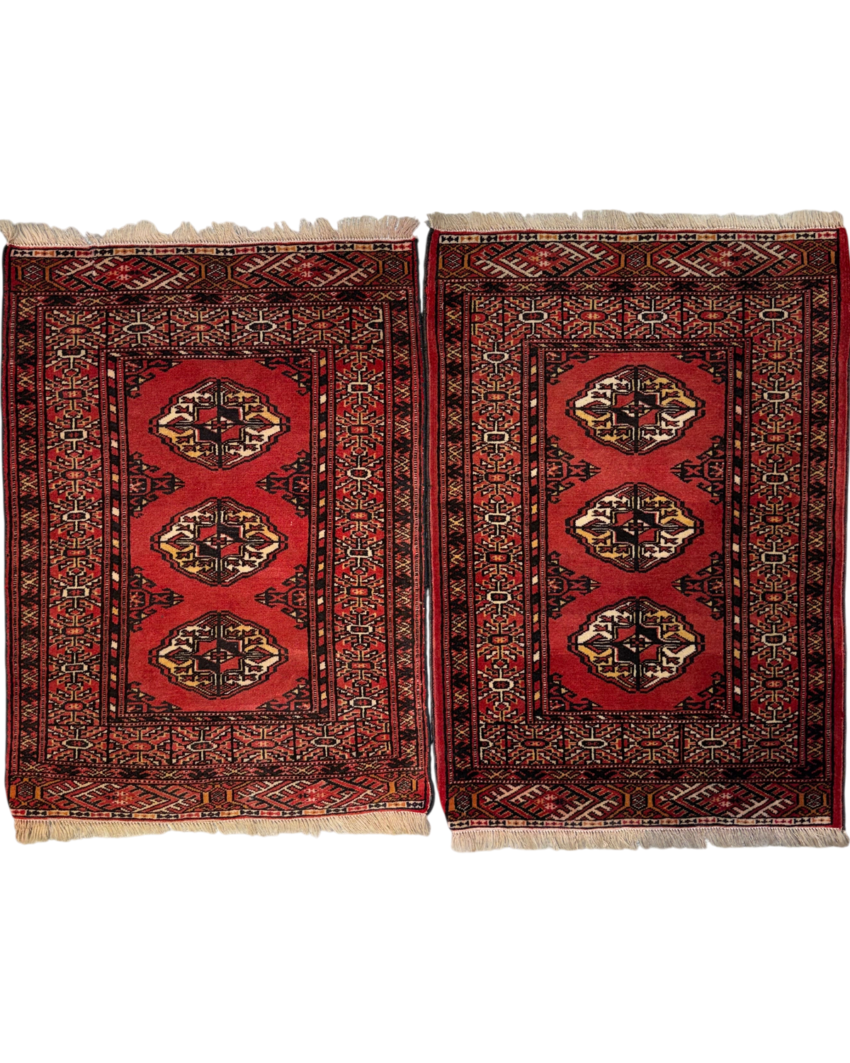 Bukhara Russo 90x62 cm - coppia di scendiletto in lana con fondo rosso e motivi geometrici