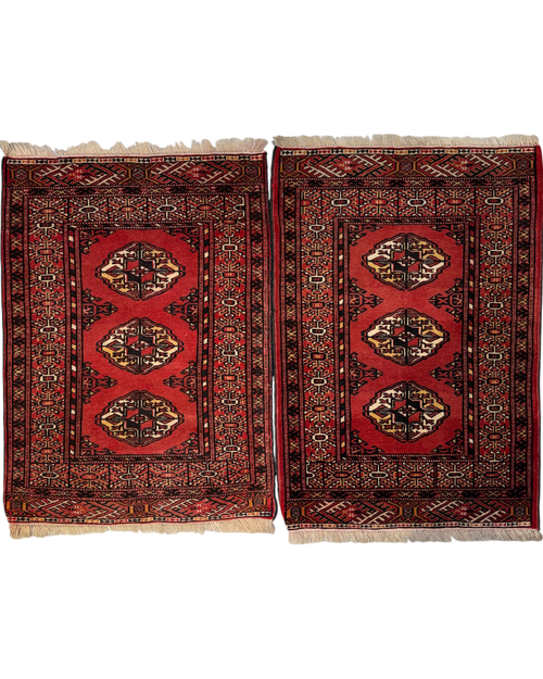 Bukhara Russo 90x62 cm - coppia di scendiletto in lana con fondo rosso e motivi geometrici