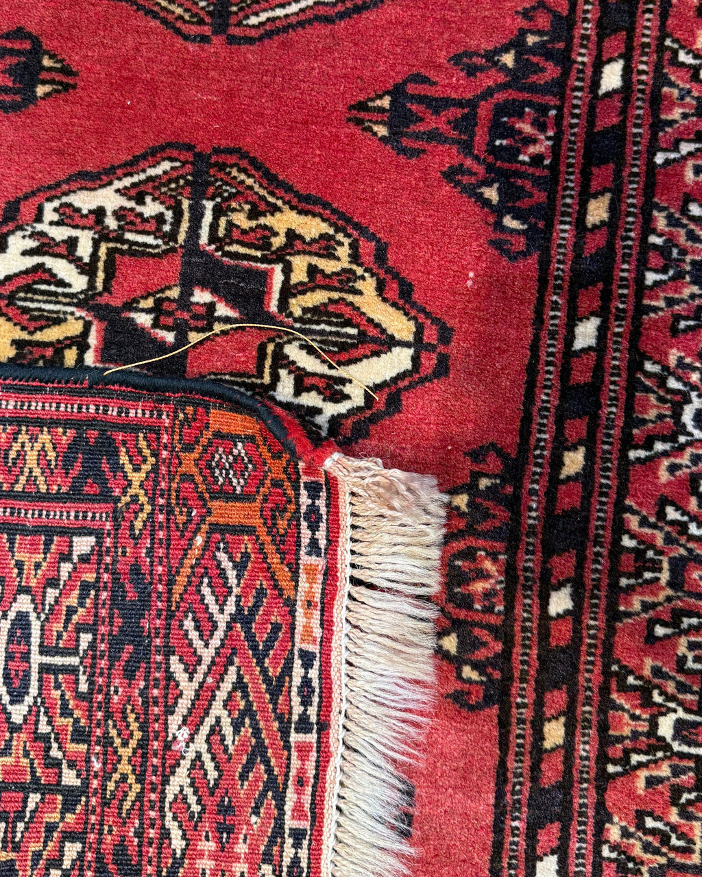 Bukhara Russo 90x62 cm - coppia di scendiletto in lana con fondo rosso e motivi geometrici