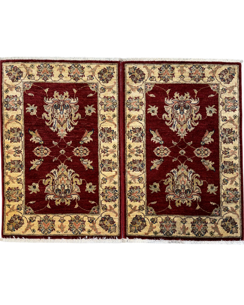 Coppia di scendiletto Choobi 90x60 cm con fondo rosso bordeaux e motivi floreali