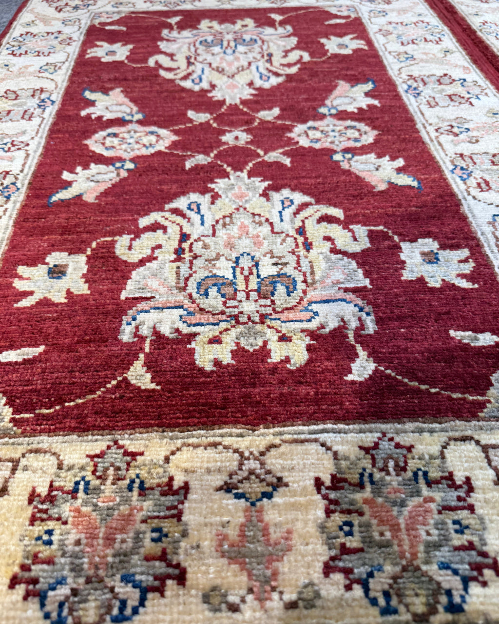 Coppia di scendiletto Choobi 90x60 cm con fondo rosso bordeaux e motivi floreali
