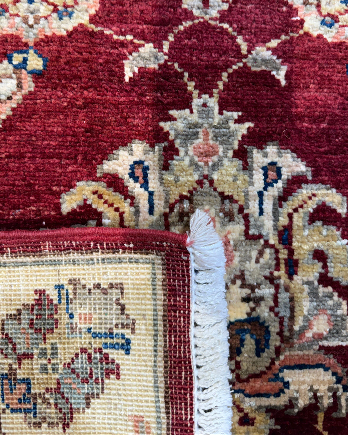 Coppia di scendiletto Choobi 90x60 cm con fondo rosso bordeaux e motivi floreali