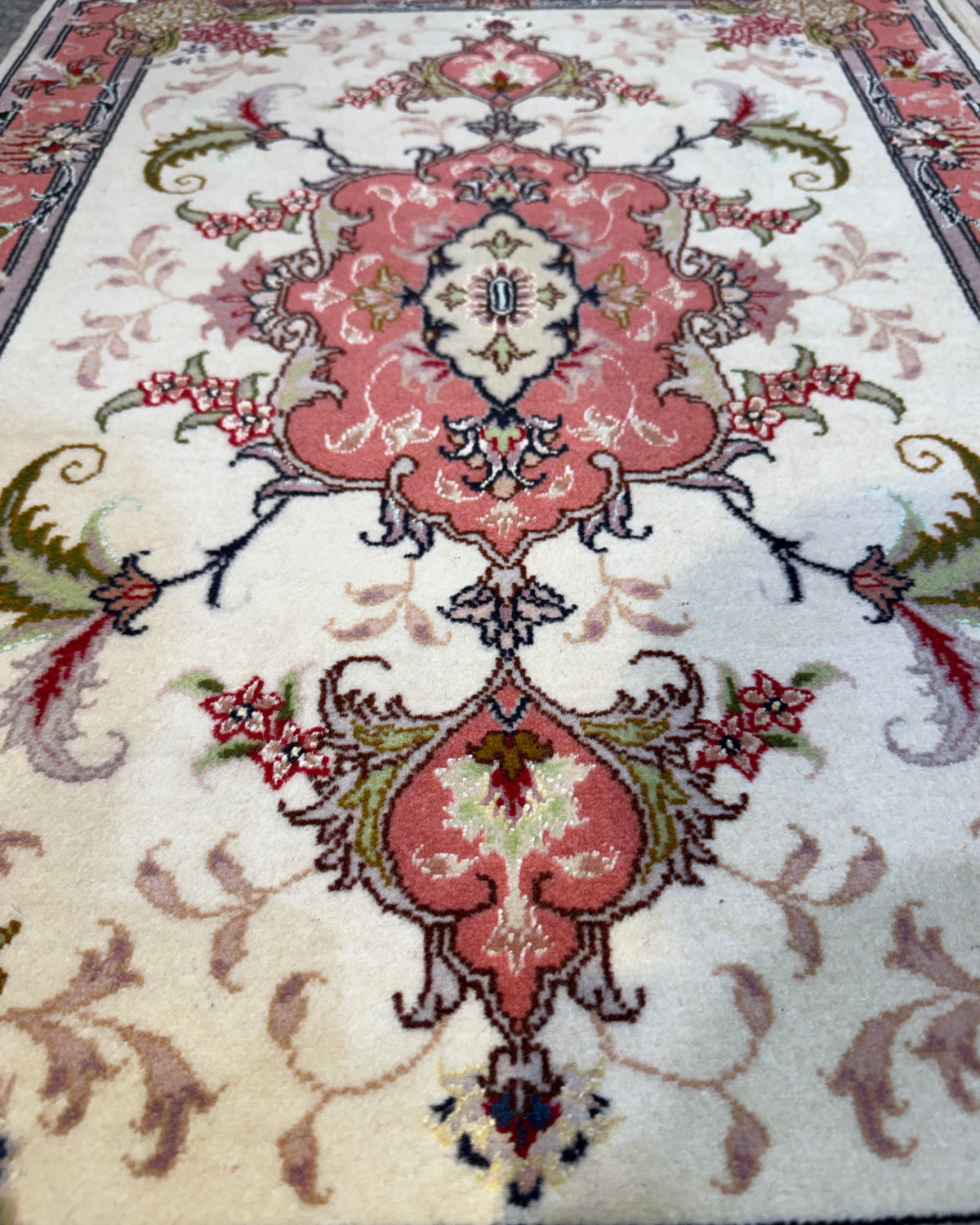 Coppia di scendiletto Tabriz 60 Raj misto seta 88x60 cm con medaglione rosa su fondo avorio
