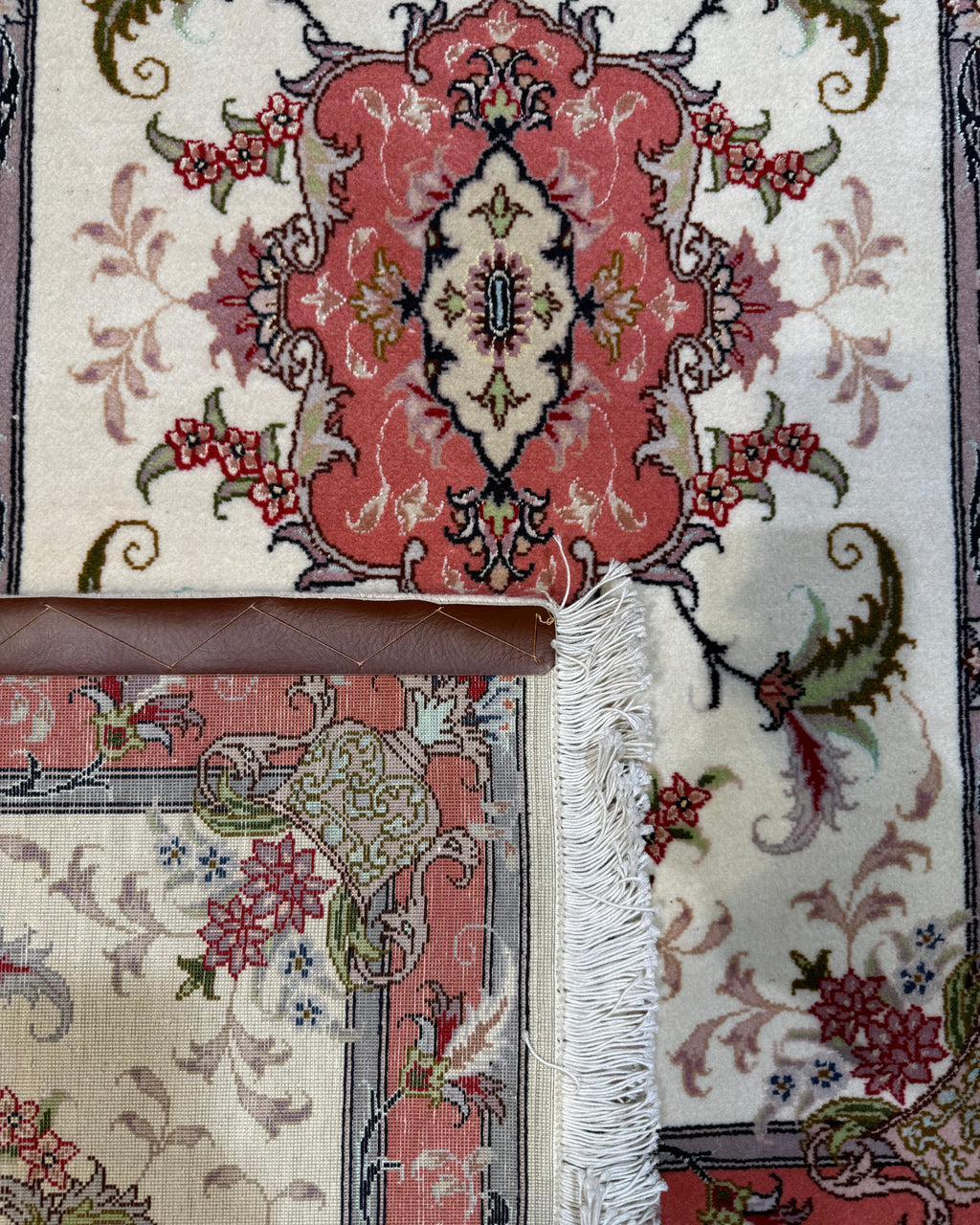 Coppia di scendiletto Tabriz 60 Raj misto seta 88x60 cm con medaglione rosa su fondo avorio