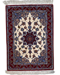 Esfahan misto seta 100x73 cm, scendiletto con medaglione rosso e motivi floreali su fondo avorio