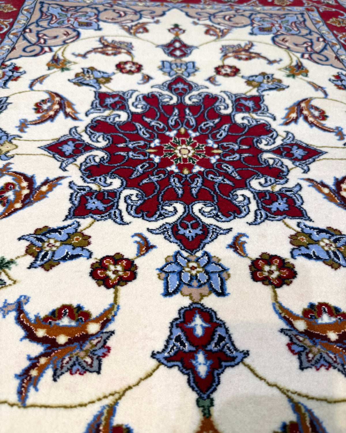 Esfahan misto seta 100x73 cm, scendiletto con medaglione rosso e motivi floreali su fondo avorio