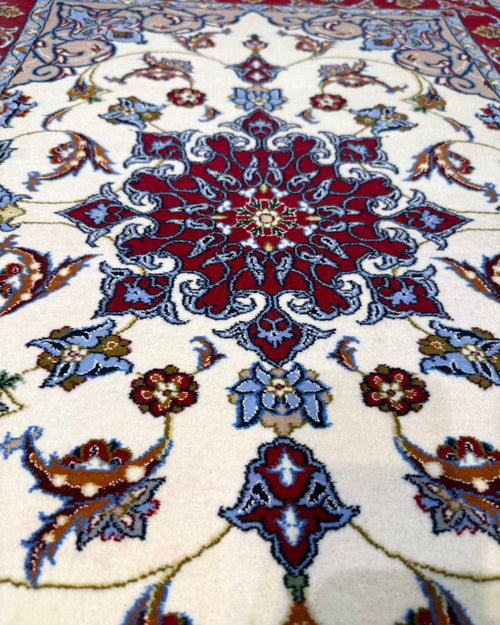 Esfahan misto seta 100x73 cm, scendiletto con medaglione rosso e motivi floreali su fondo avorio