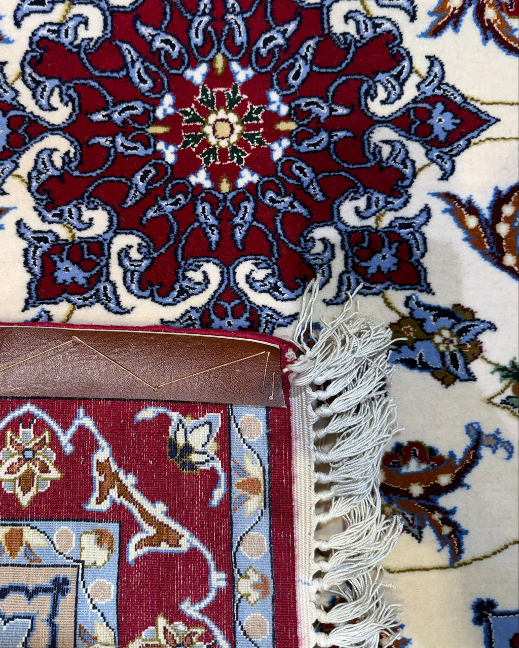 Esfahan misto seta 100x73 cm, scendiletto con medaglione rosso e motivi floreali su fondo avorio