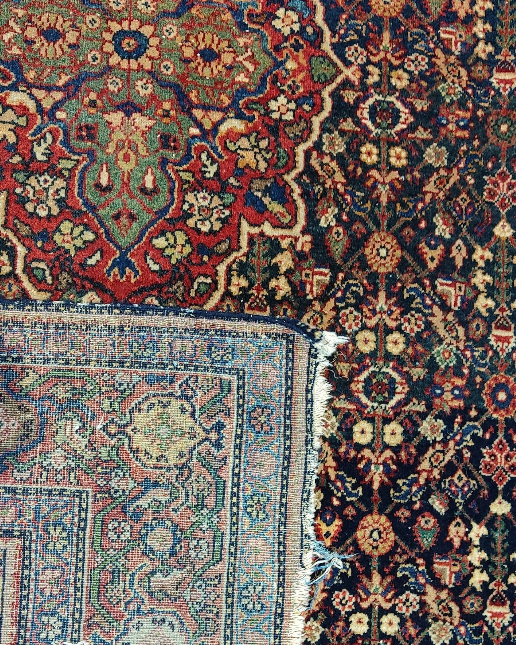 Tappeto Farahan antico persiano annodato a mano con medaglione centrale e ricchi motivi floreali su fondo blu notte, misura 203x130 cm