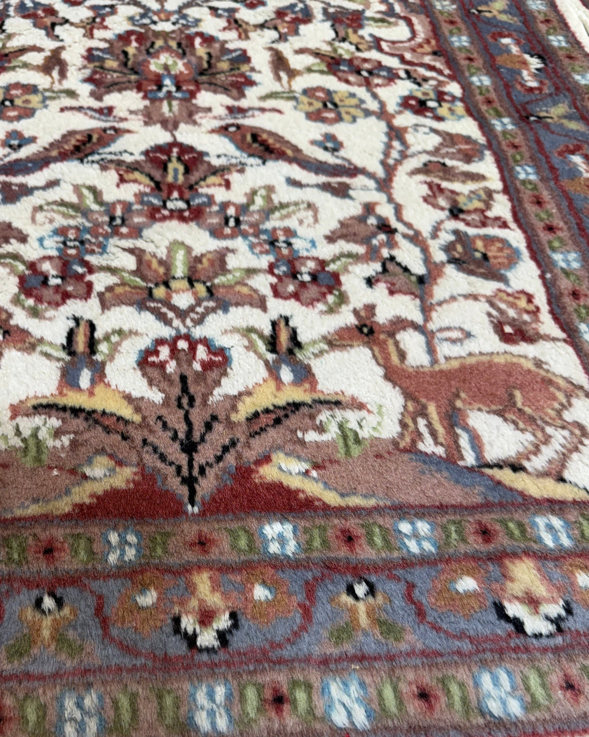 Islamabad 90x62 cm, coppia di scendiletto con motivi floreali, uccelli e animali su fondo avorio