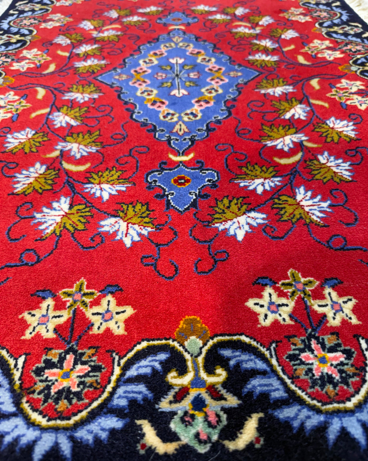 Coppia di scendiletto Kashan 67x95 cm con fondo rosso e medaglione centrale blu