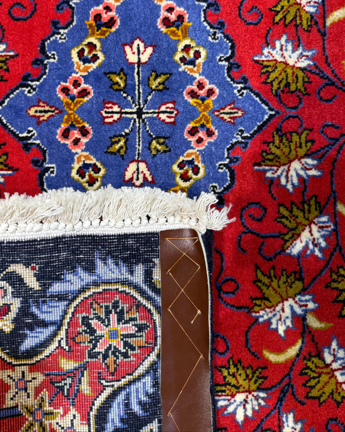 Coppia di scendiletto Kashan 67x95 cm con fondo rosso e medaglione centrale blu