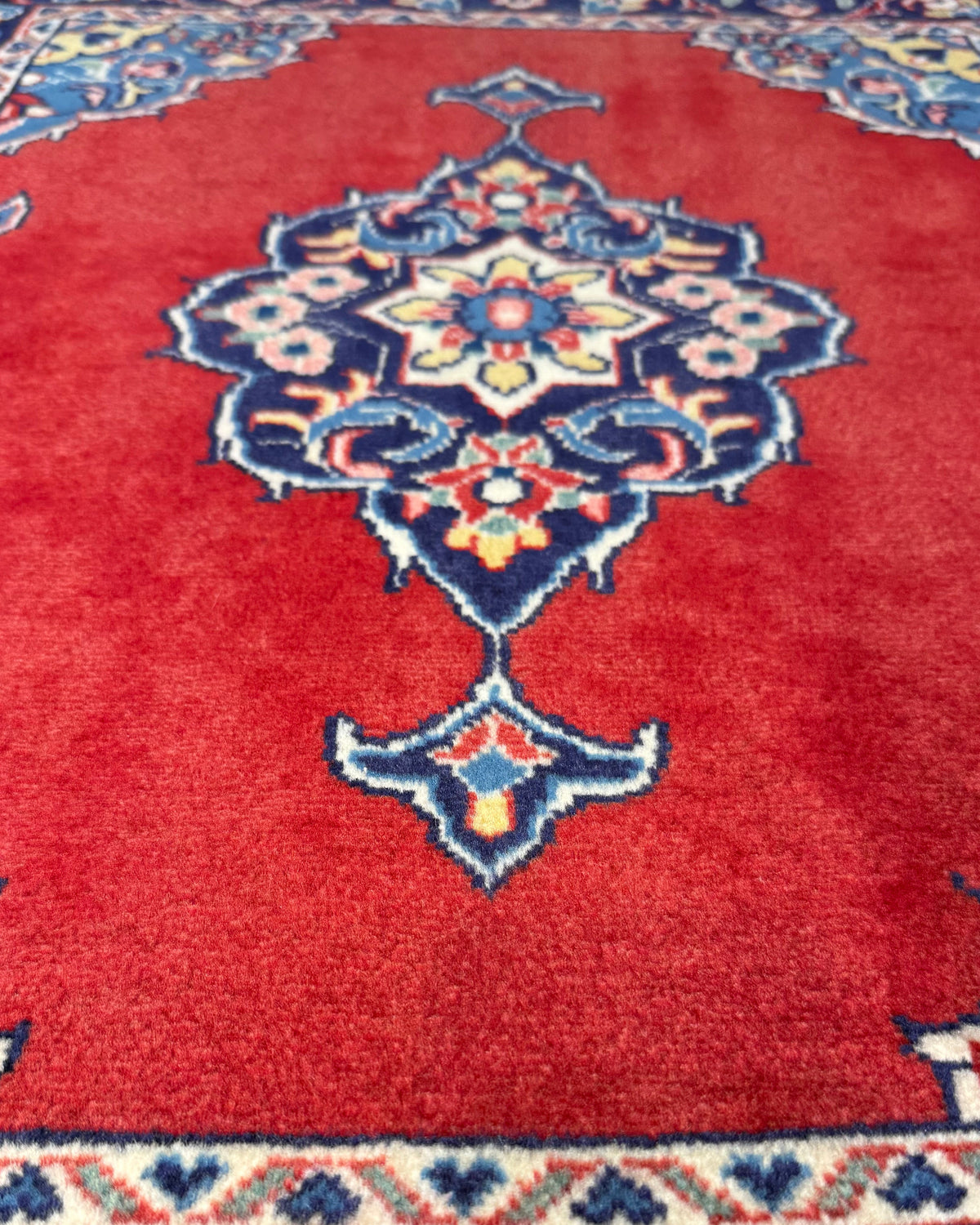 Kashan 83x70 cm - coppia di scendiletto persiani in lana con fondo rosso e medaglione centrale