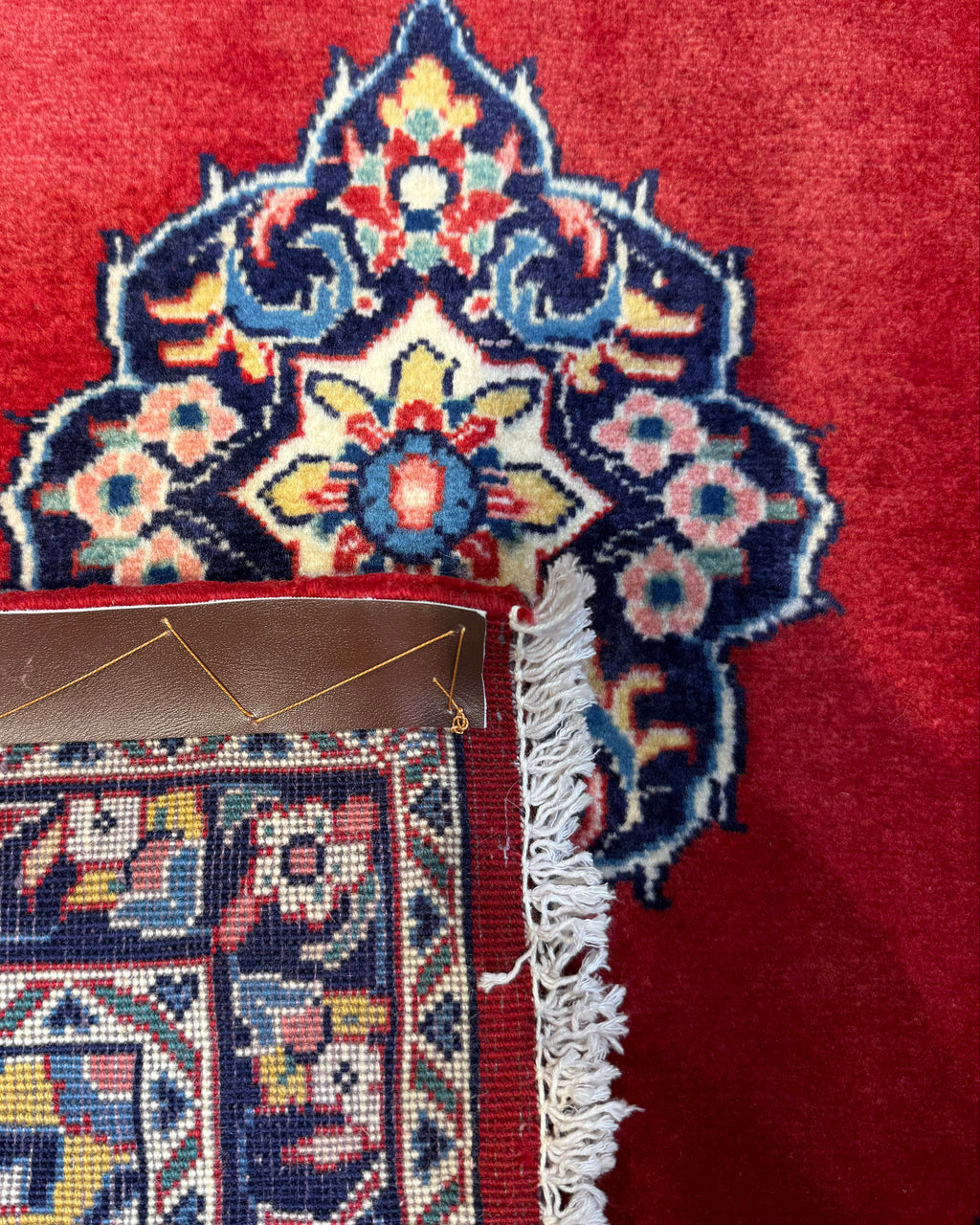 Kashan 83x70 cm - coppia di scendiletto persiani in lana con fondo rosso e medaglione centrale
