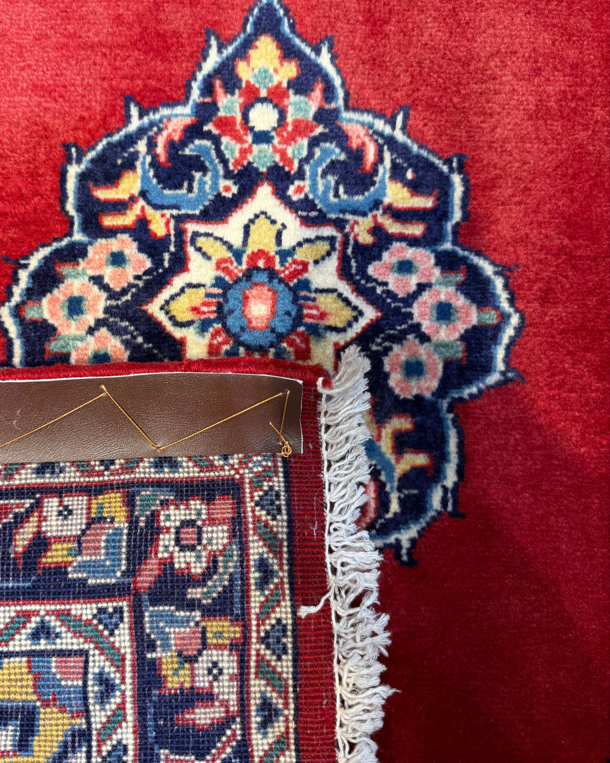 Kashan 83x70 cm - coppia di scendiletto persiani in lana con fondo rosso e medaglione centrale