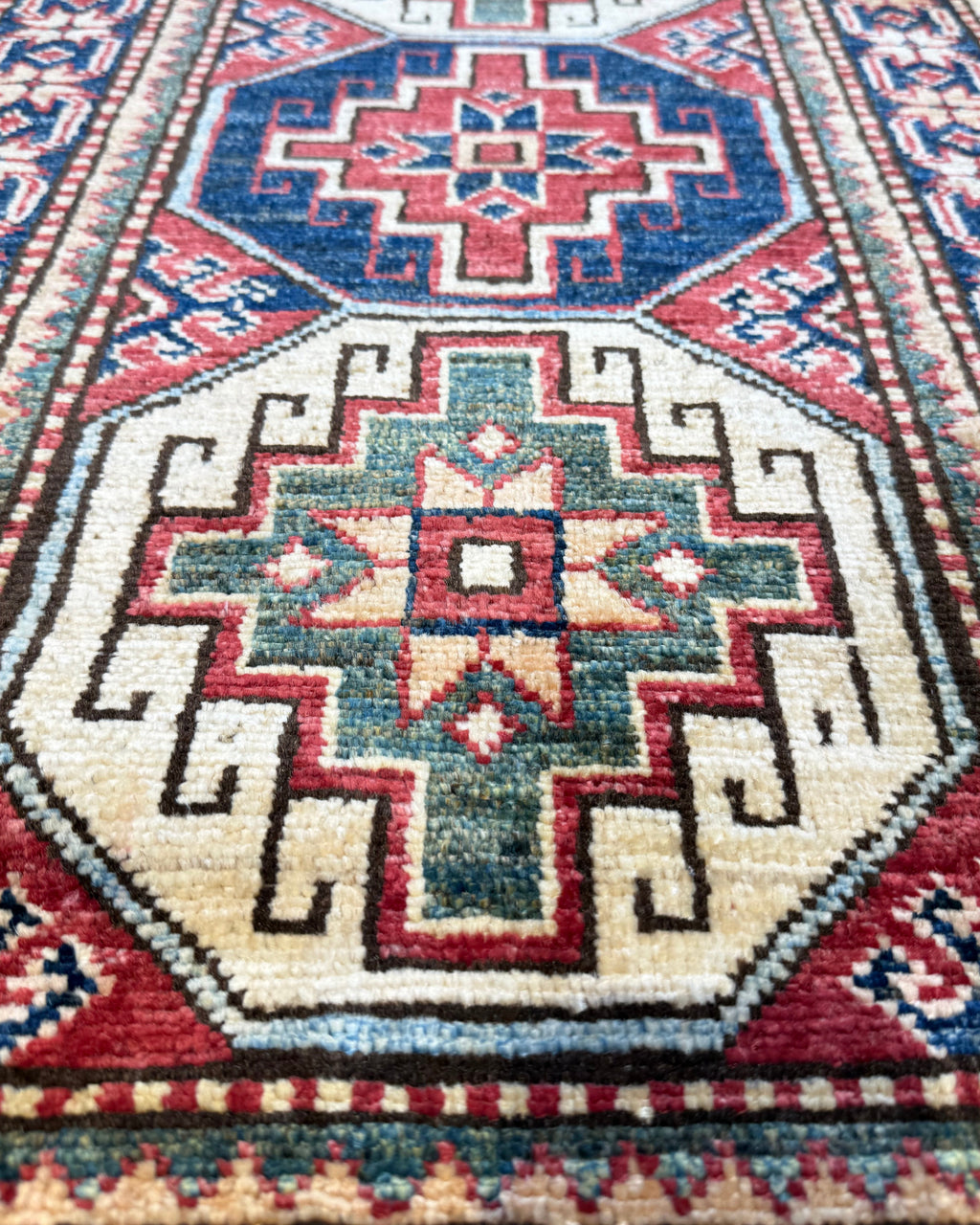 Kazak 96x57 cm - coppia di scendiletto annodati a mano con medaglioni geometrici