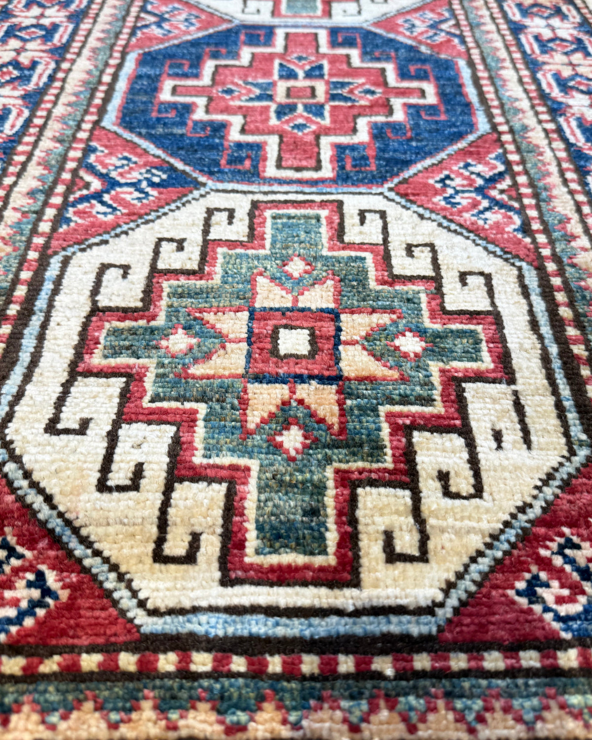 Kazak 96x57 cm - coppia di scendiletto annodati a mano con medaglioni geometrici