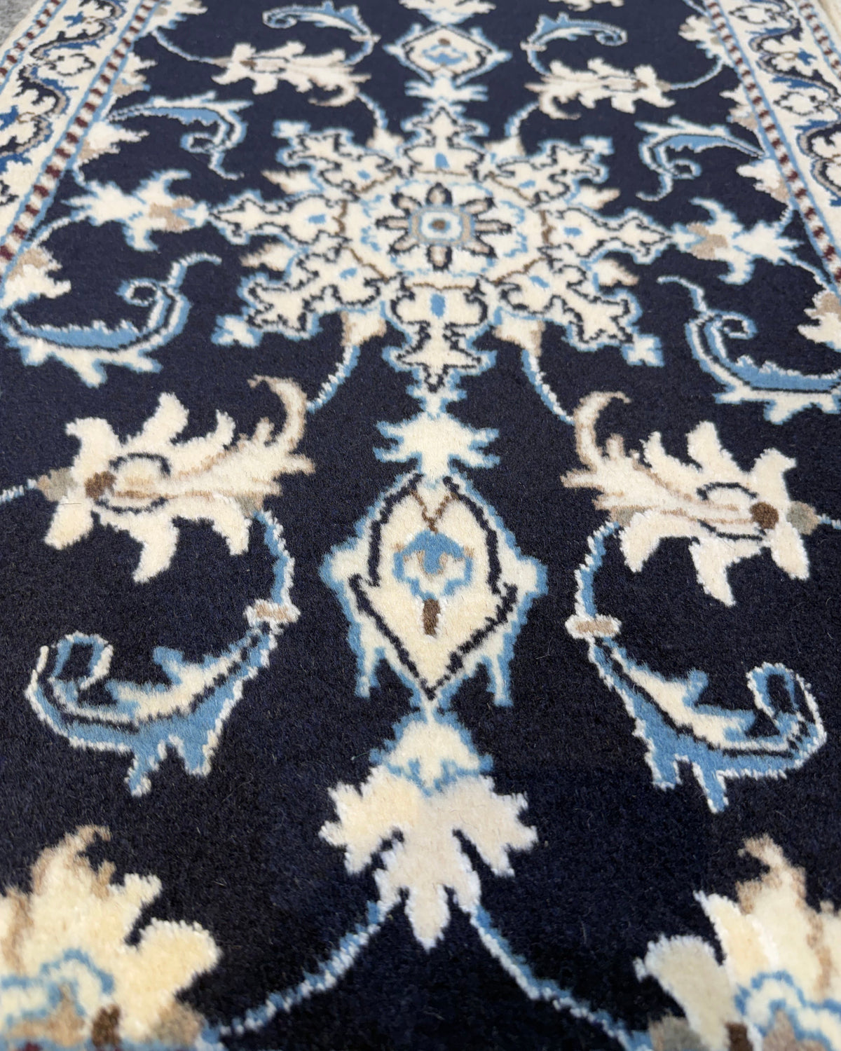 Nain 85x55 cm, coppia di scendiletto blu scuro e avorio con motivi floreali