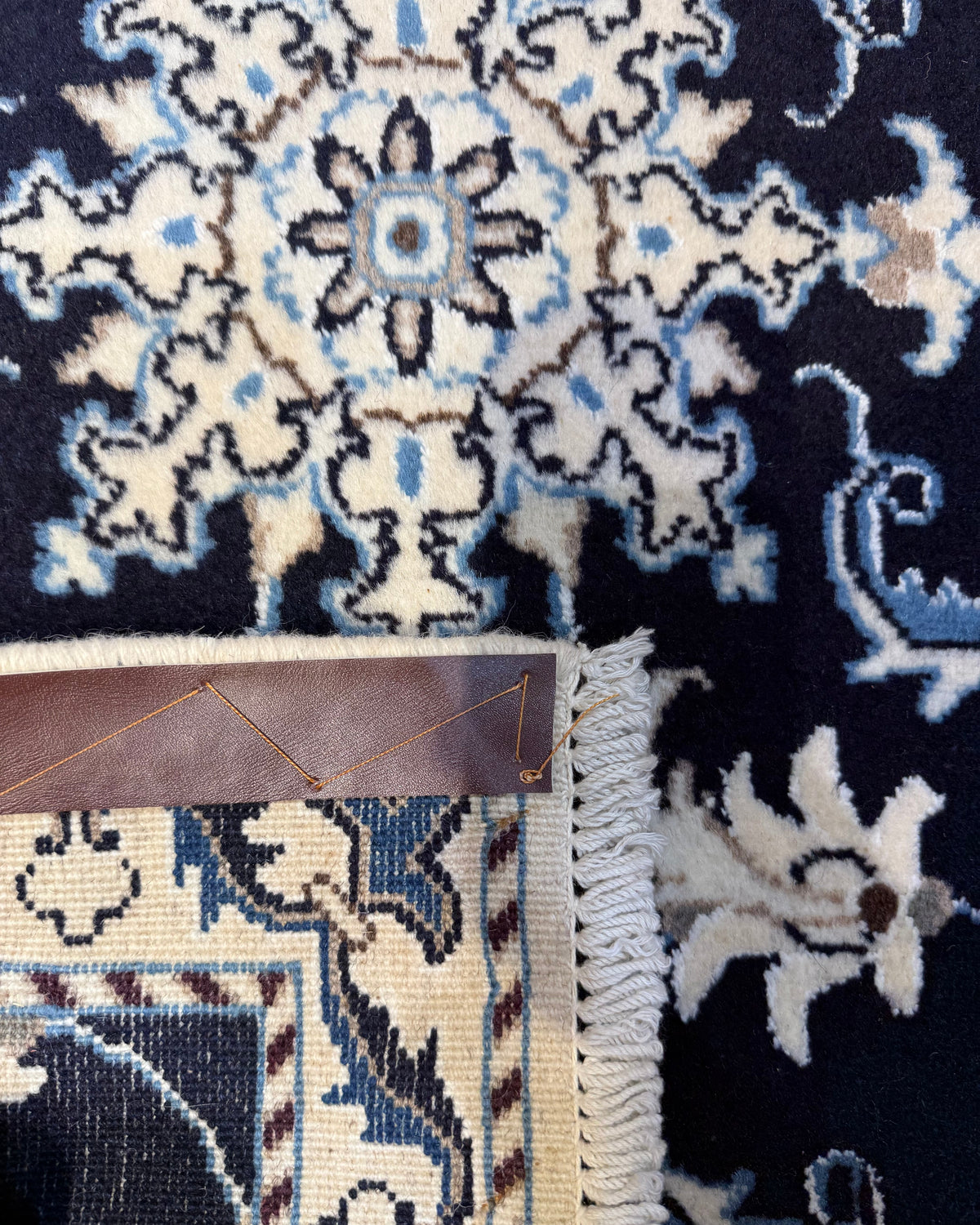 Nain 85x55 cm, coppia di scendiletto blu scuro e avorio con motivi floreali