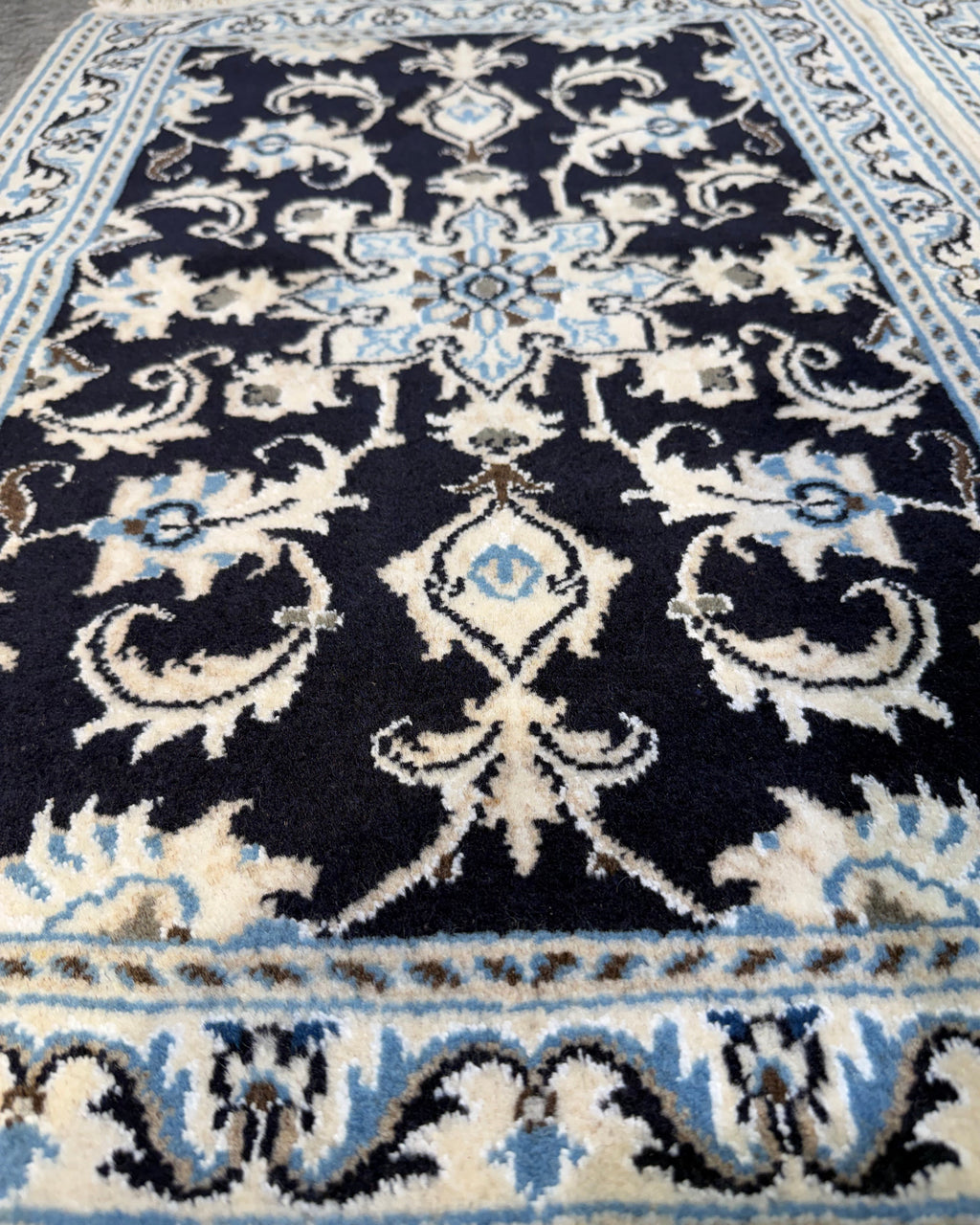 Coppia di scendiletto Nain 85x55 cm blu scuro con motivi floreali avorio e azzurri