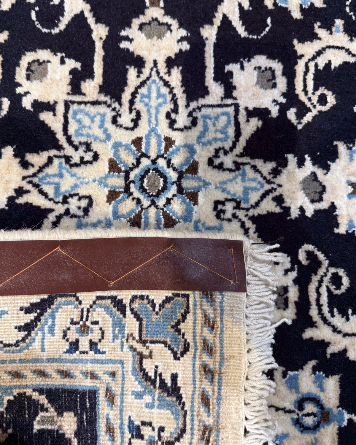 Coppia di scendiletto Nain 85x55 cm blu scuro con motivi floreali avorio e azzurri