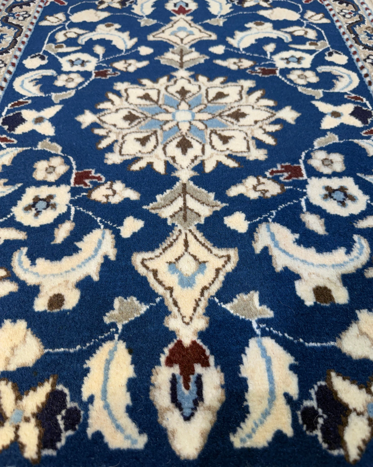 Nain 88x60 cm, coppia di scendiletto blu con medaglione centrale e motivi floreali avorio e azzurri