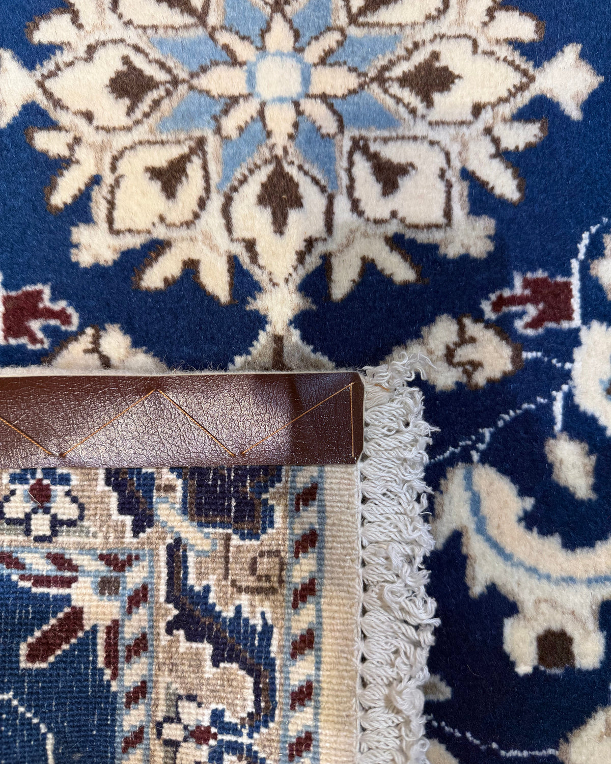 Nain 88x60 cm, coppia di scendiletto blu con medaglione centrale e motivi floreali avorio e azzurri