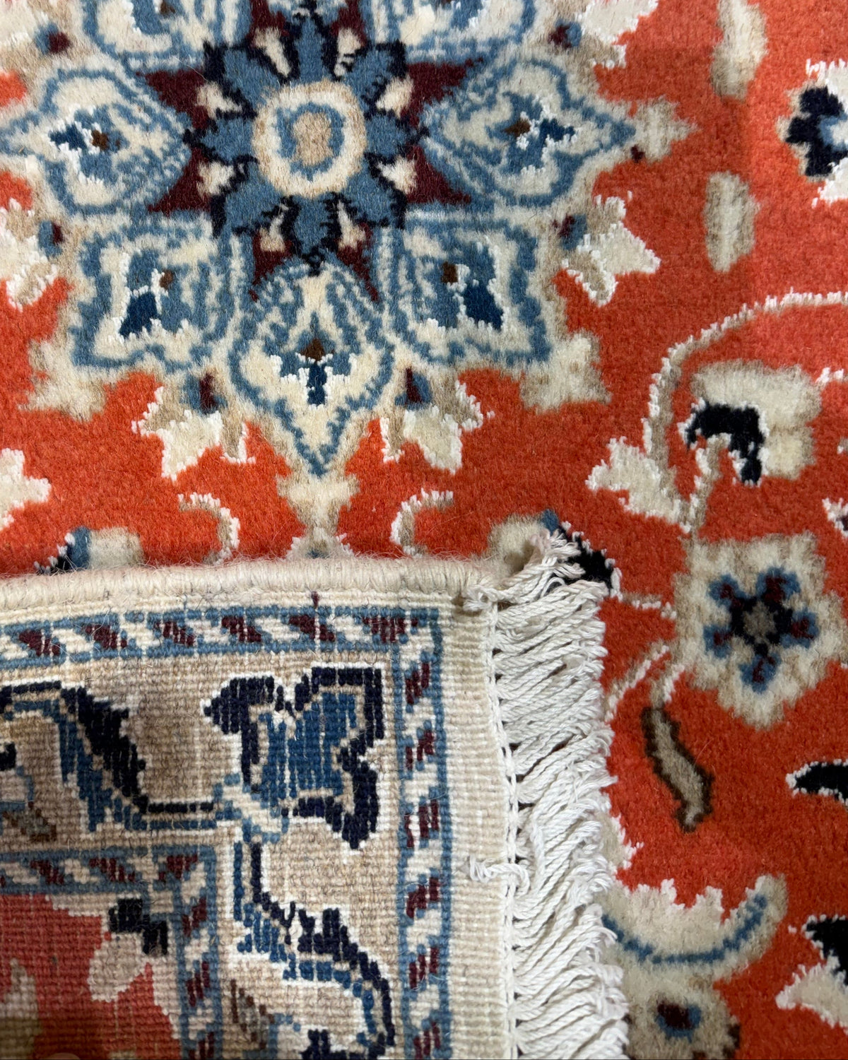 Tappeto persiano Nain 93x59 cm corallo con motivi floreali blu e avorio